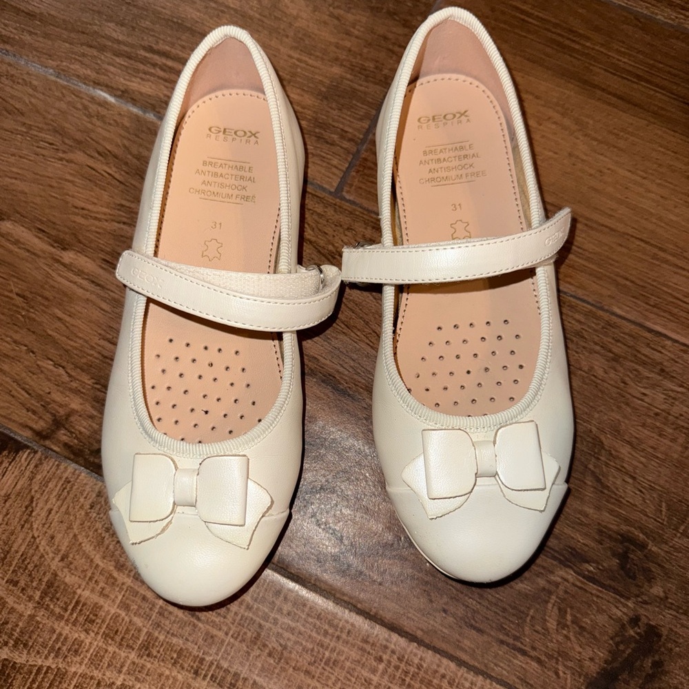 Geox Cream Dress Shoes with Bow Detail and Breathable Design